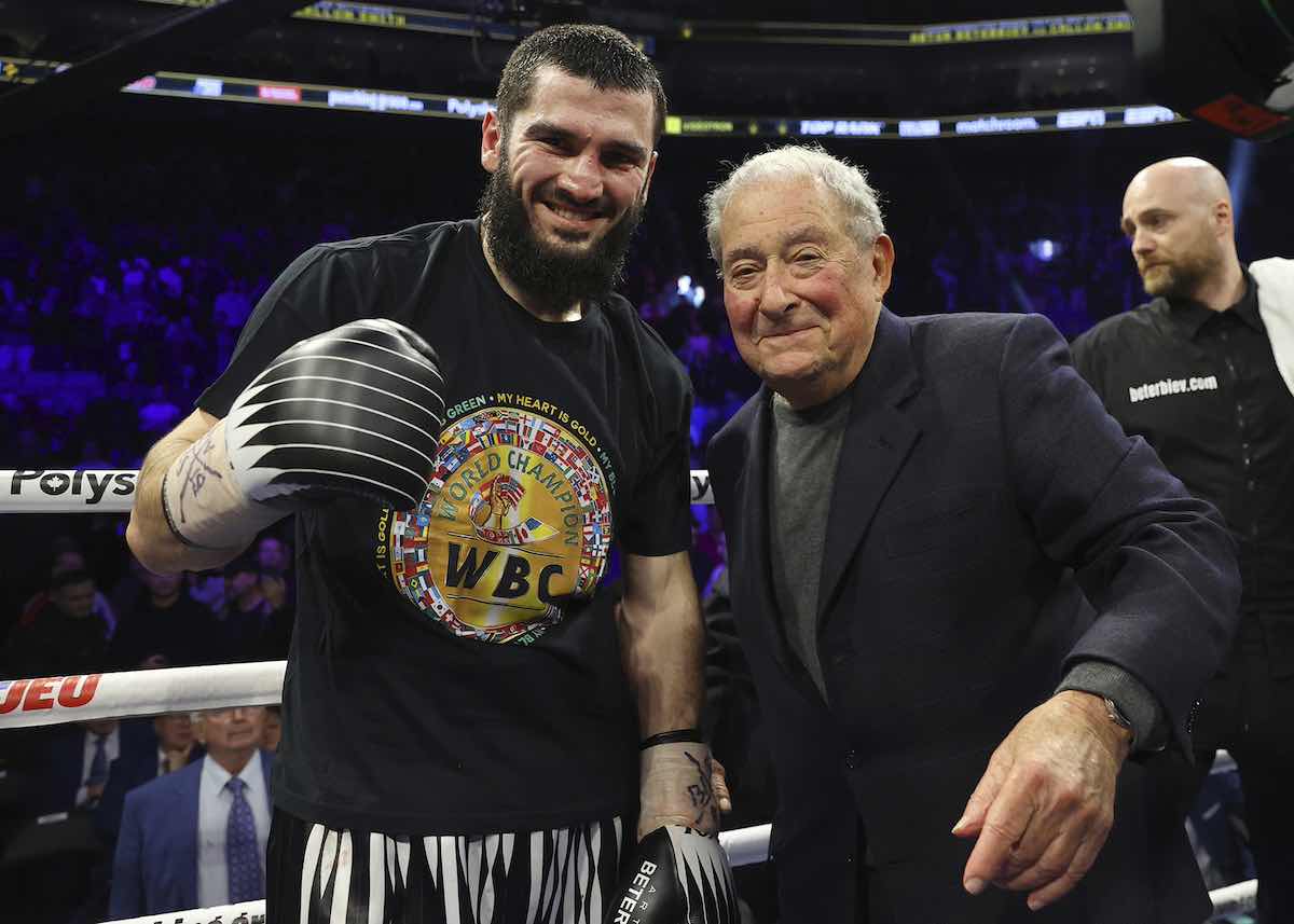 Artur Beterbiev y Bob Arum