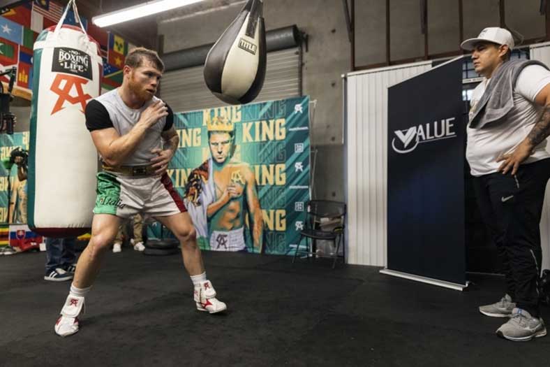 Canelo y Eddy Reynoso en entrenamiento