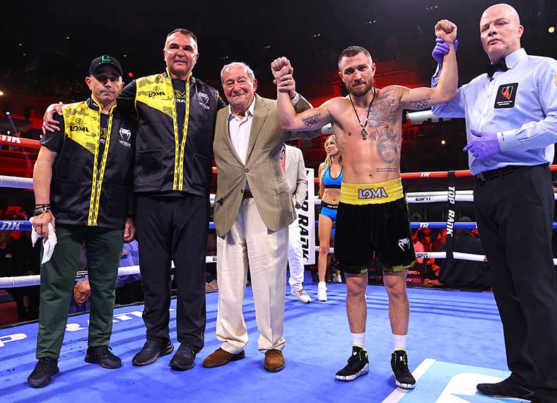 Team Lomachenko junto a Bob Atum (Fotos: Mikey Williams / Top Rank vía Getty Images)