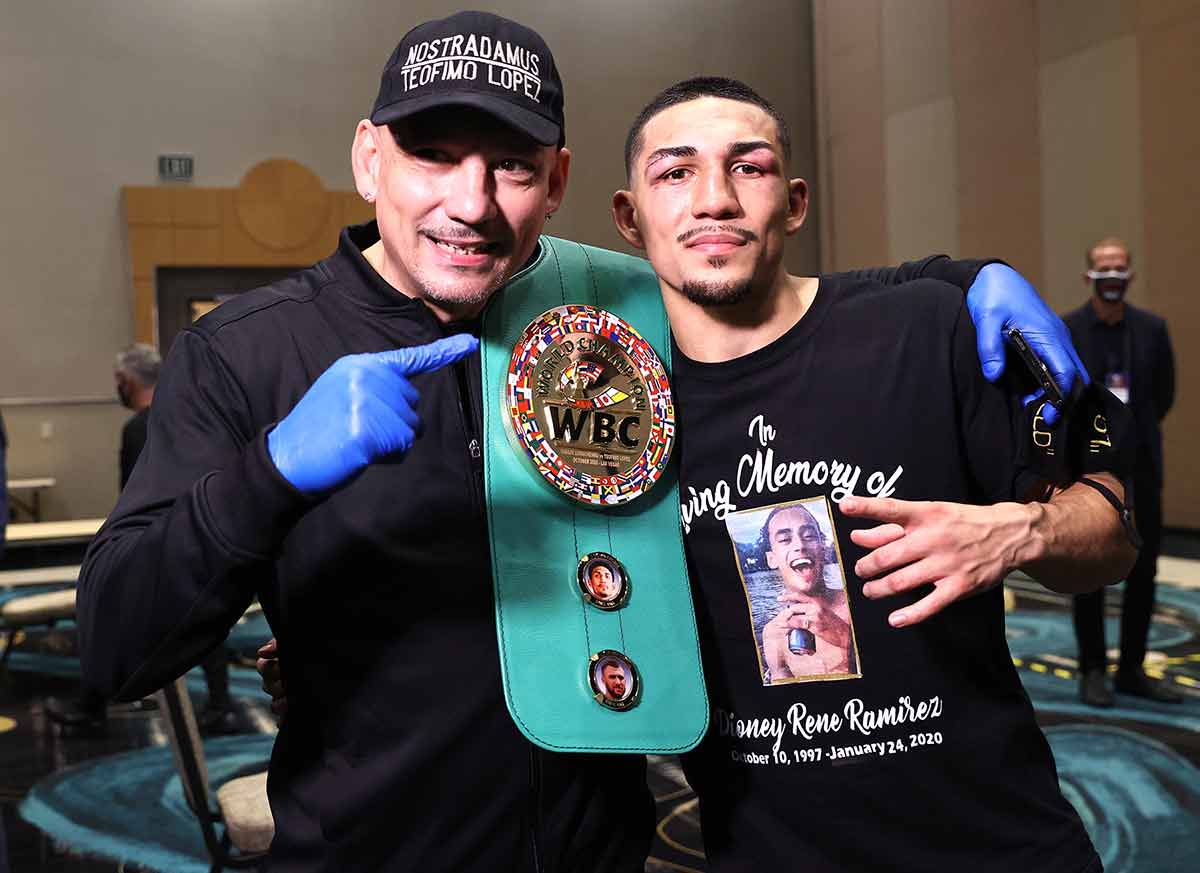 Teófimo López junto a su padre (Mikey Williams / Top Rank)