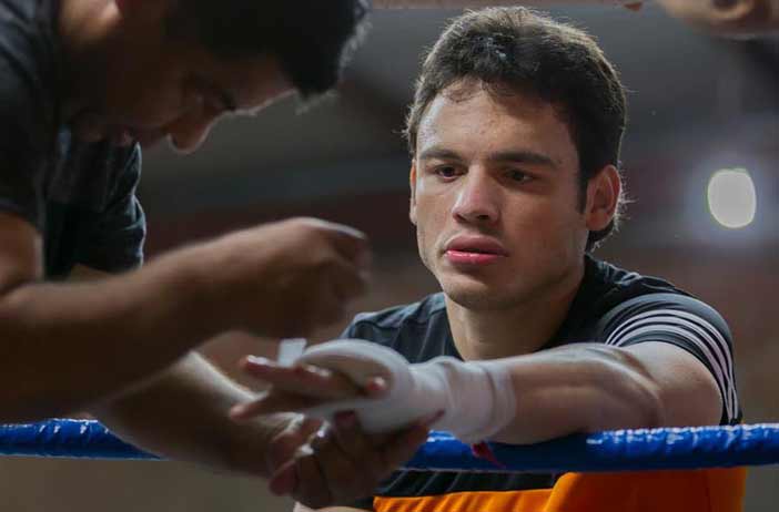 Julio César Chávez Jr. siendo vendado