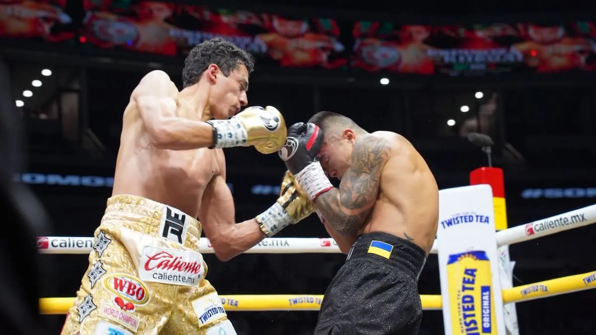 Rafael Esñinoza vs Arnold Khegai (Cortesía: Zanfer Boxing)