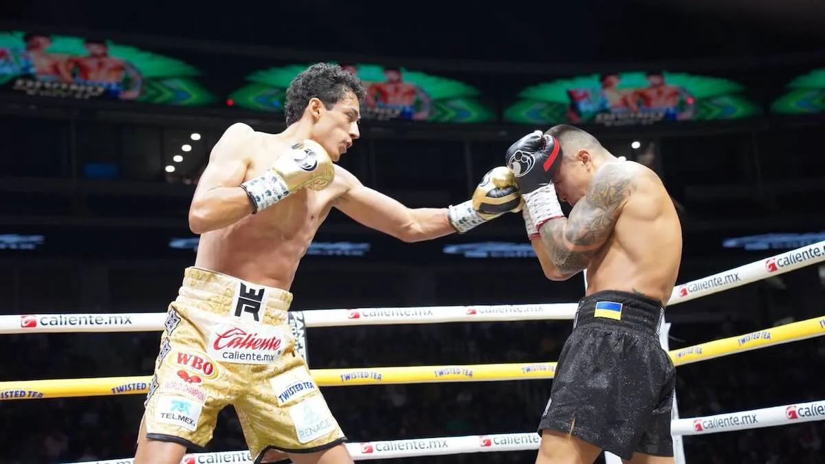 Rafael Esñinoza vs. Arnold Khegai (Cortesía: Zanfer Boxing)