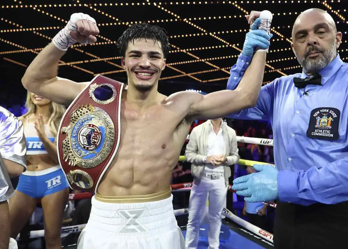 Xander Zayas campeón mundial (Cortesía: Mikey Williams/Top Rank)