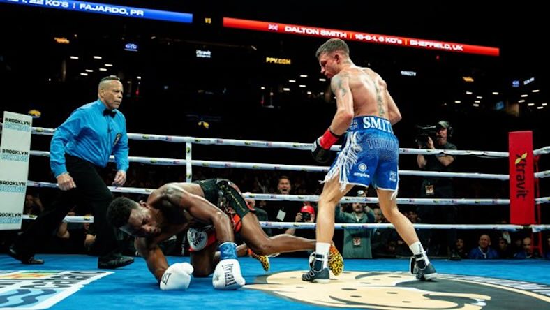 Subriel Matías derribado por Dalton Smtih